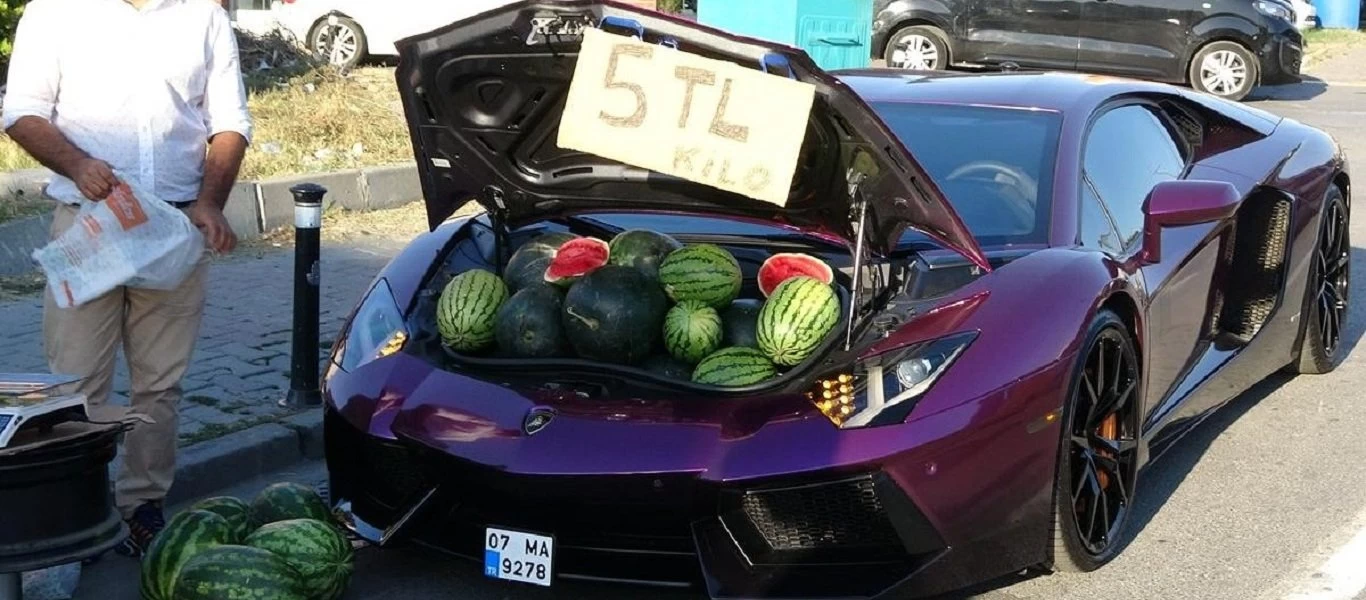 Πήρε τη Λαμποργκίνι του και πήγε να πουλήσει… καρπούζια - Γιατί συνελήφθη από την αστυνομία (βίντεο)